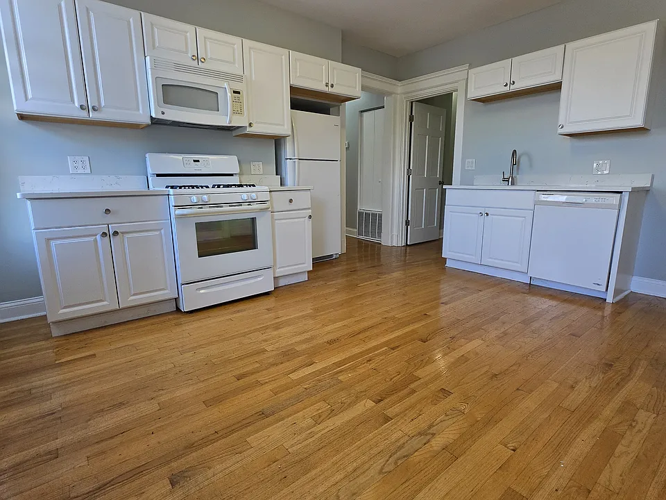 2863 W Fullerton Ave #2B