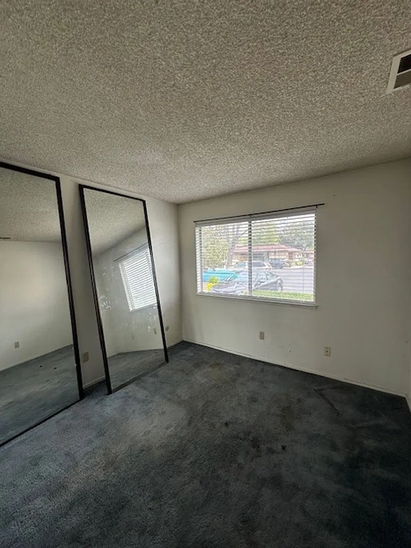 3 bedroom condo in Central Woodland — Photo 3