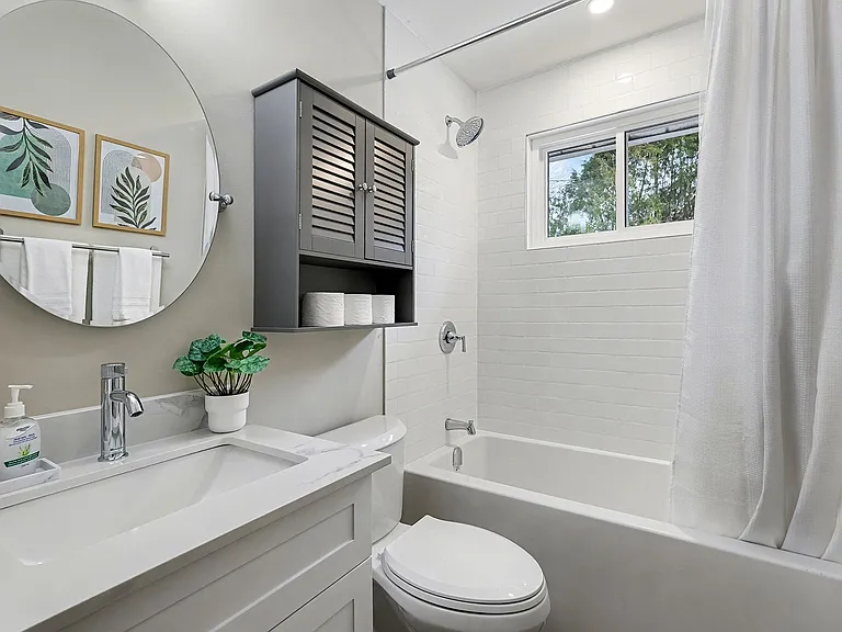Clean, modern full bathroom with a tub and shower combo in our Ottawa furnished rental.