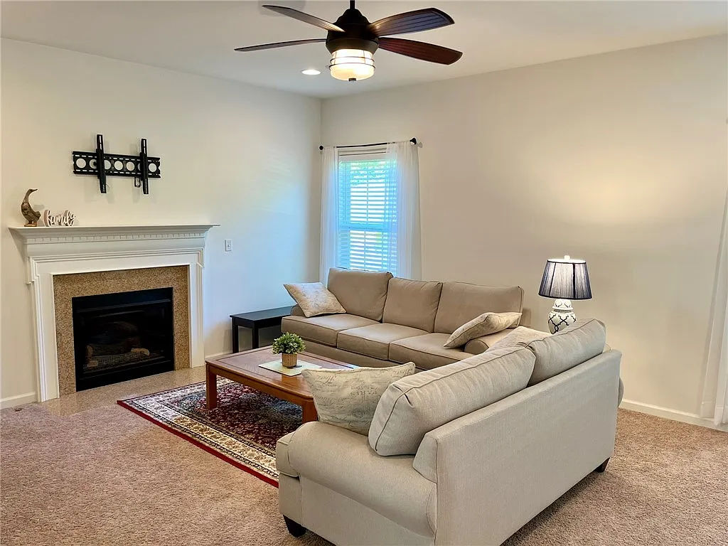 3 bed, 2.5 bath, 1952 sqft, $2,900 — Photo 4