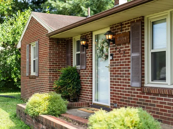 407 8th St, Grottoes, VA 24441