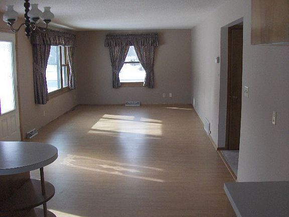 4th image of 610 E Elm Ave