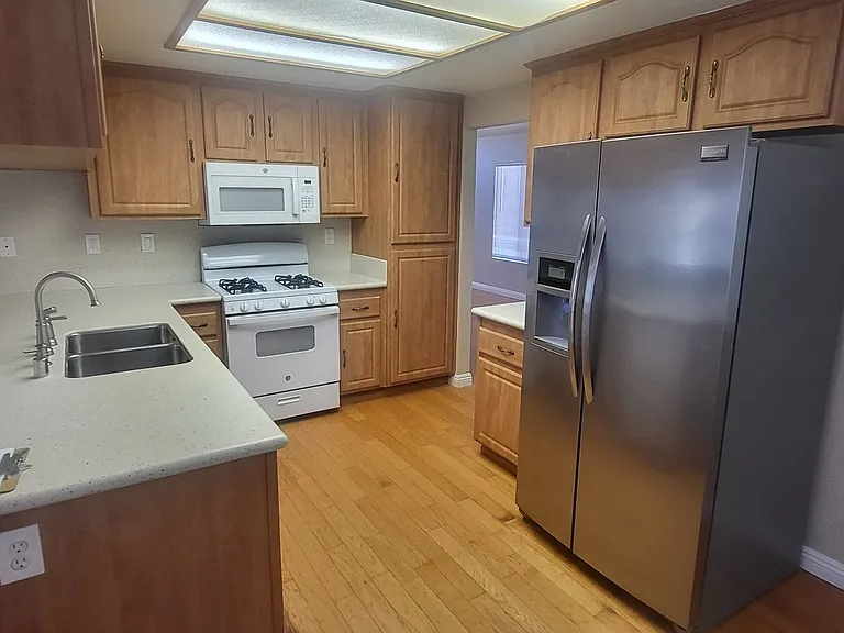 2057 Rosemary Ct — Photo 9