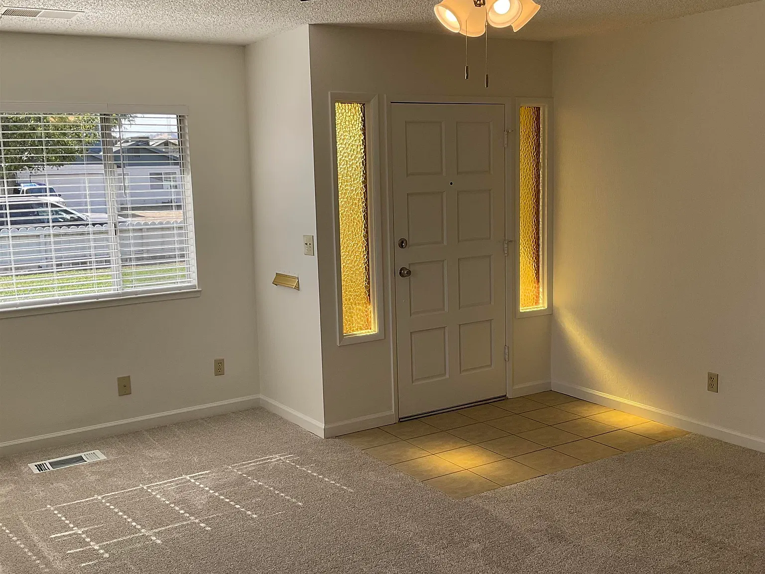 3 bed, 2.0 bath, 1420 sqft, $2,995 — Photo 2