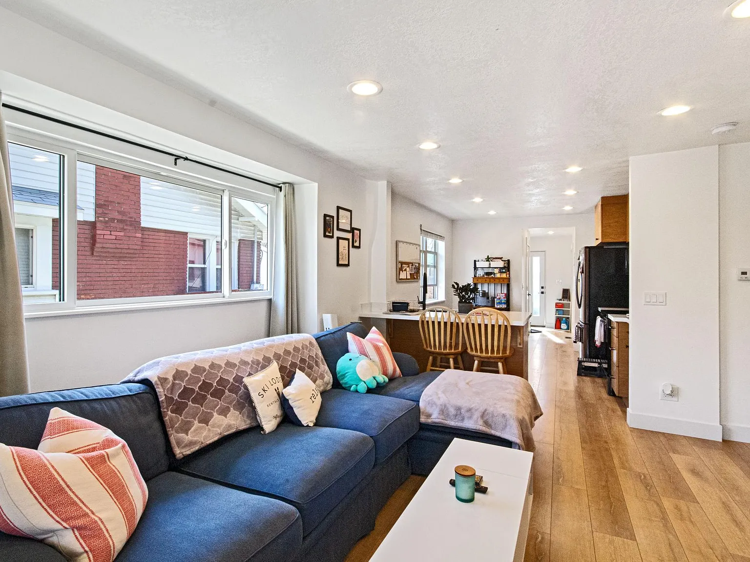 366 E Logan Ave — Photo 3