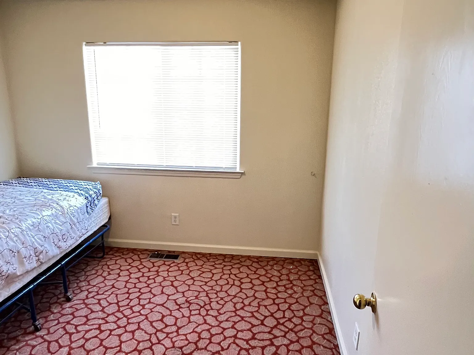 3 bed, 2.5 bath, 1200 sqft, $1,800 — Photo 2