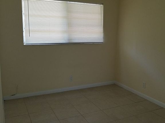 4th image of 504 SE 21st St APT 3