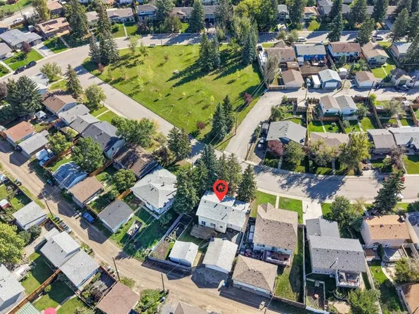 135 E Queensland Rd SE, Calgary, AB T2J 3R9