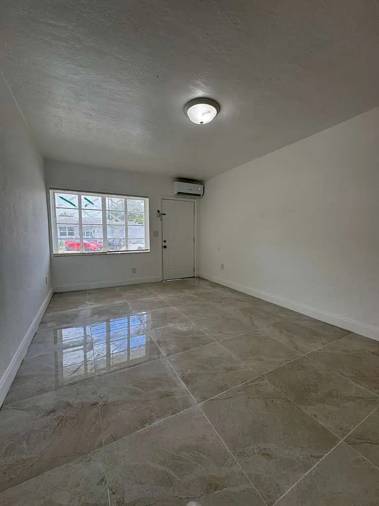 Building Photo - 9380 NW 14th Ave #24