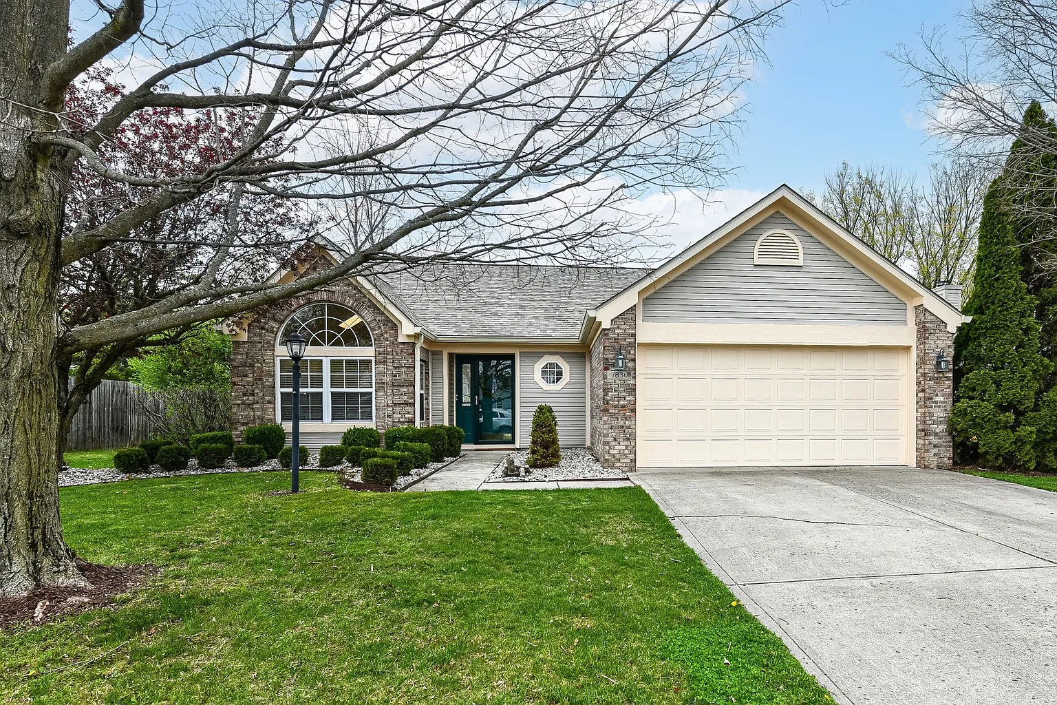 7830 High View Dr photo 1