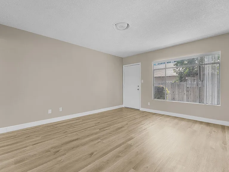 531 W Hyde Park Blvd #3 — Photo 2