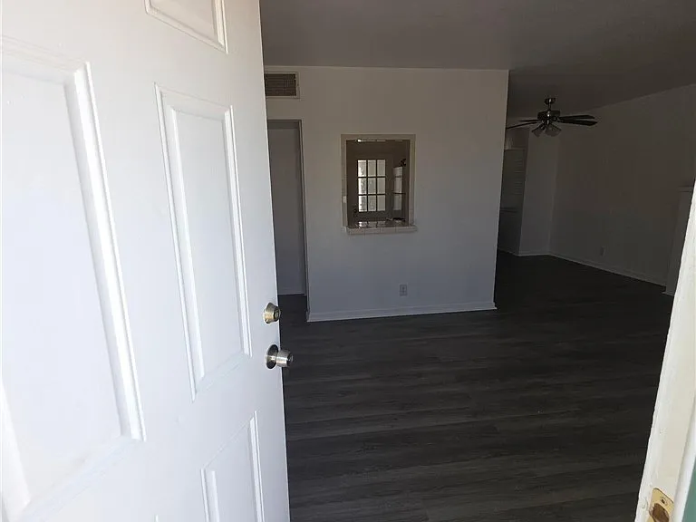 512 E St — Photo 2