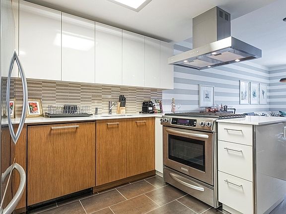 3rd image of 450 W 42nd St APT 11G