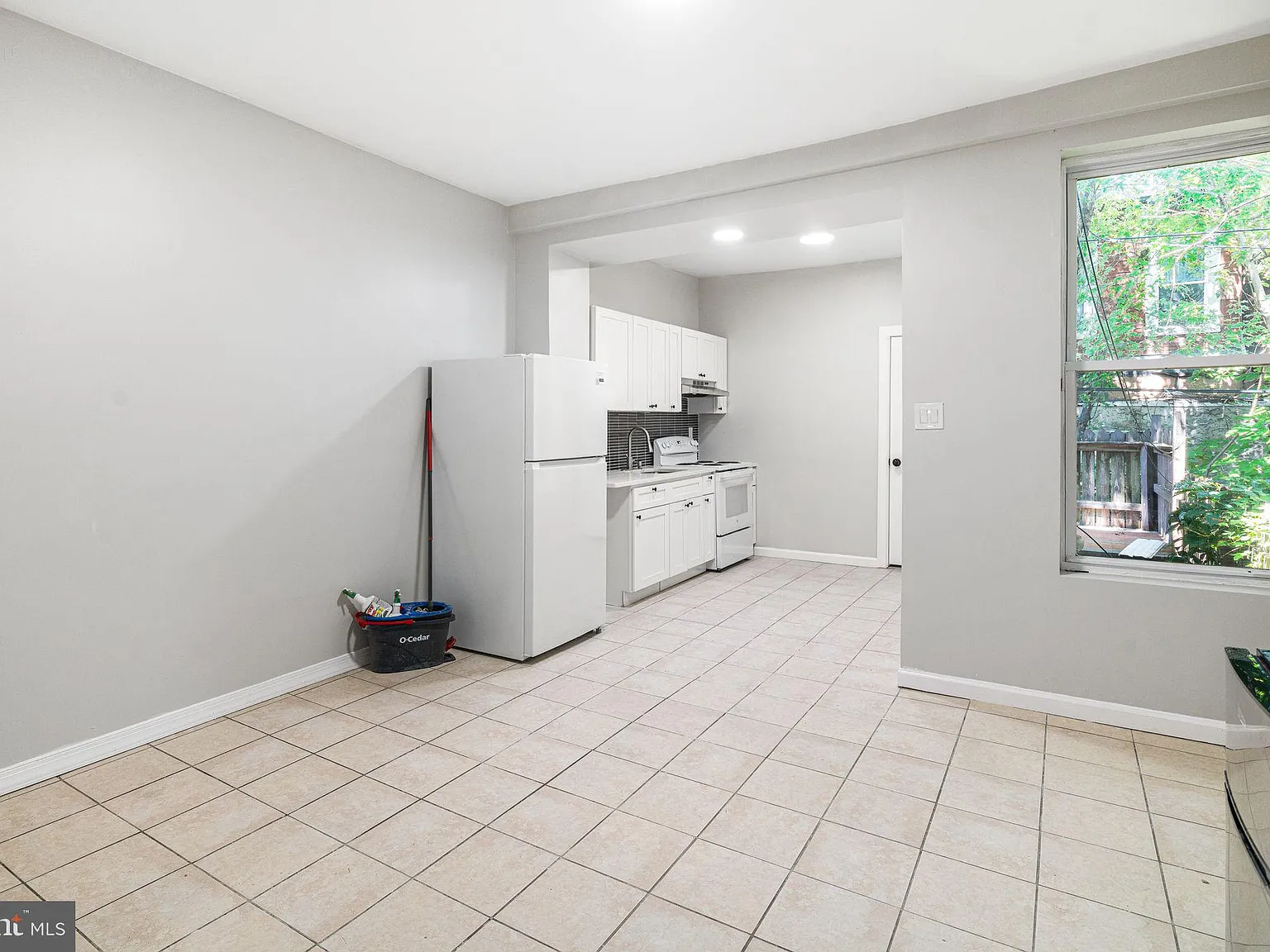 3 bed, 1.0 bath, 1010 sqft, $1,725 — Photo 3