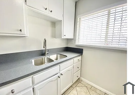 850 W 95th St #4 — Photo 12