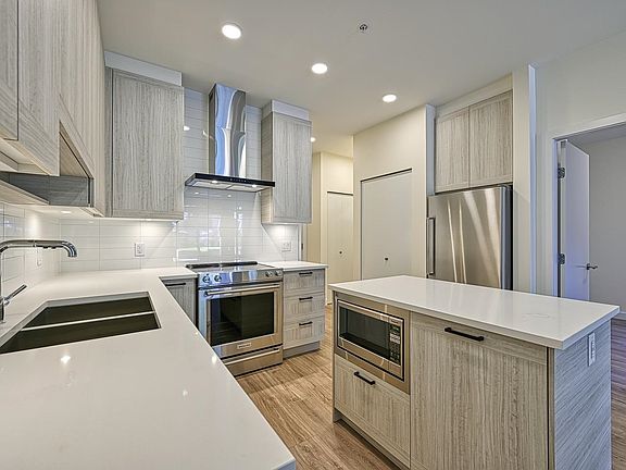 4th image of 7133 14th Ave #106