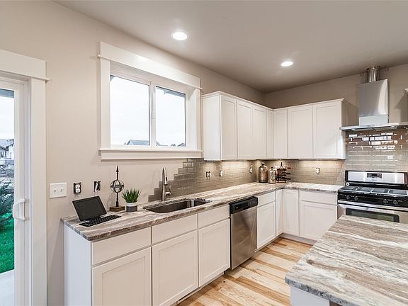 5th image of 4132 Moonstone Dr