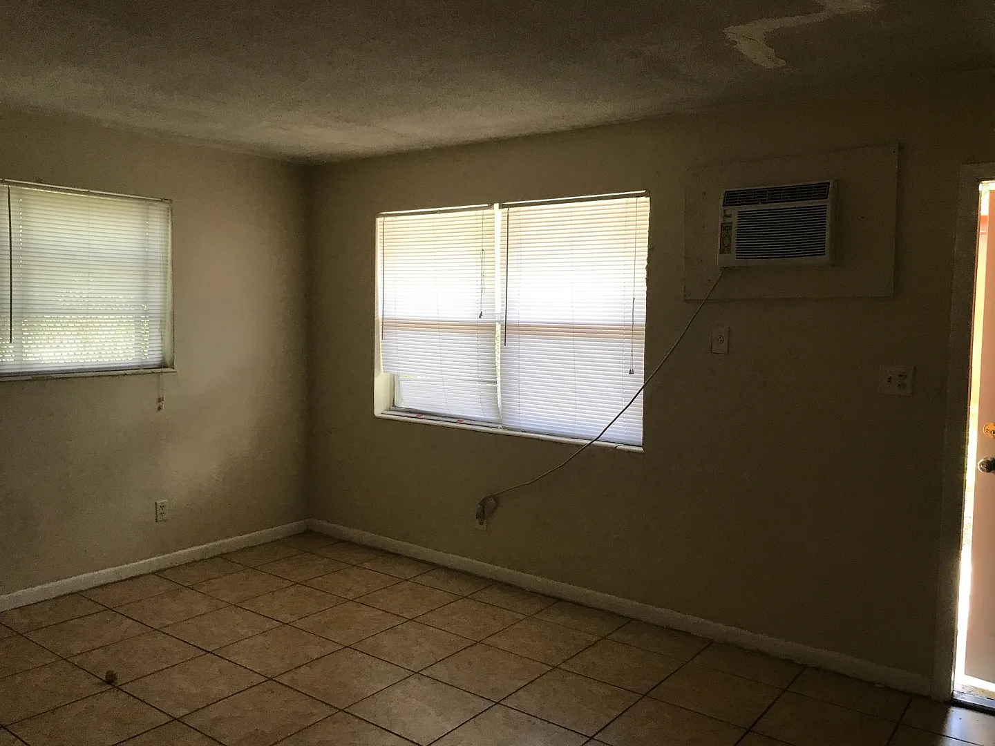 827 Nw 10 Ter - Sunmax — Photo 4