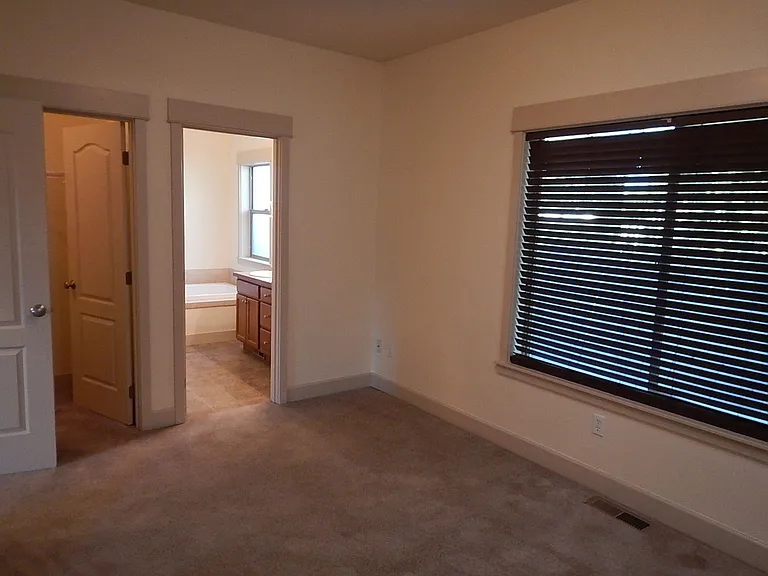 704 NE Loper Ave — Photo 14