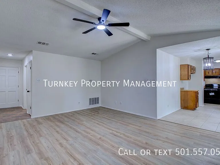 1910 Fair Oaks Dr — Photo 3