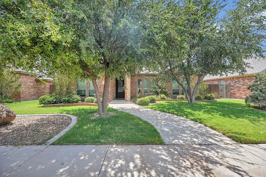 3 bed, 2.0 bath, 1954 sqft, $3,300 — Photo 3