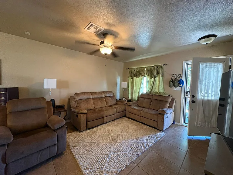 629 Bell Gordon St — Photo 5