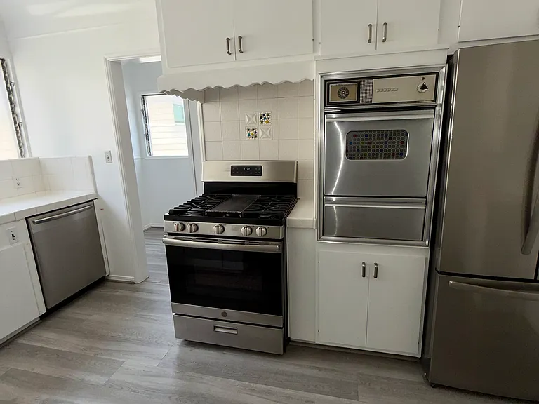 1292-1296 Devon Ave — Photo 6