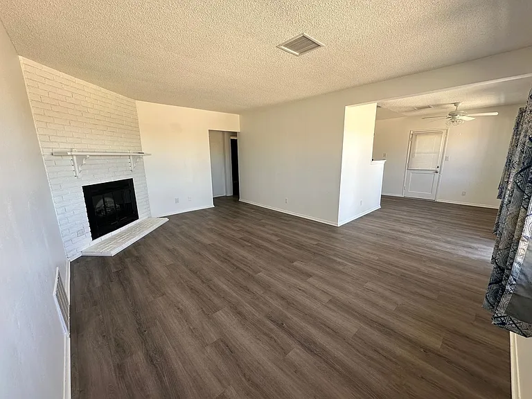 7054 Broad St — Photo 4