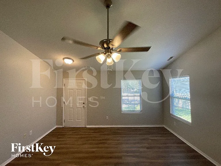 520 Martha Ct — Photo 3