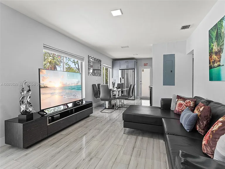 1431 SW 29th St — Photo 4