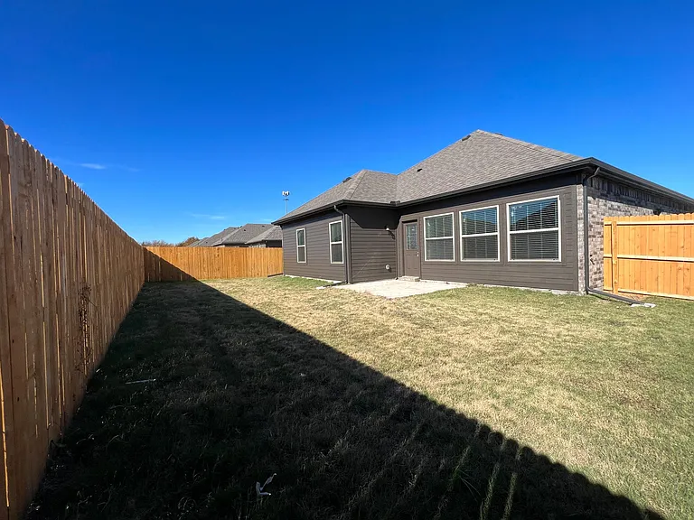 639 Comal Dr — Photo 18
