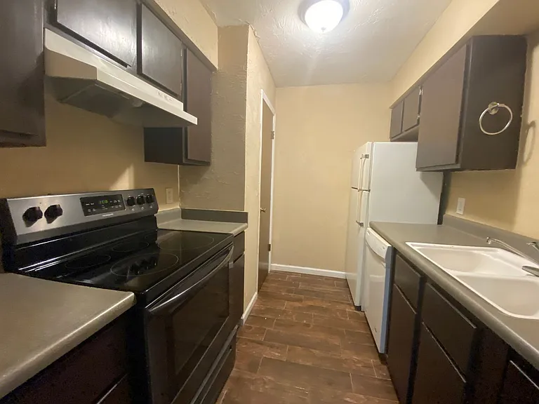 6024 Nw Expy #C — Photo 16
