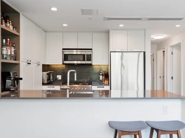 1401 Hunter St #807, North Vancouver, BC V7J 0E2