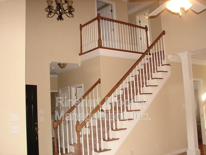 3 bed, 2.5 bath, 2362 sqft, $2,500 — Photo 2