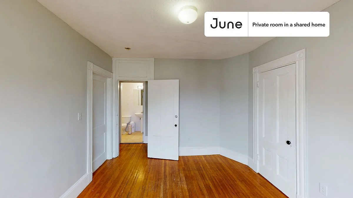 Queen bedroom in 4 bed/2 bath home in Allston #1390 D — Photo 4