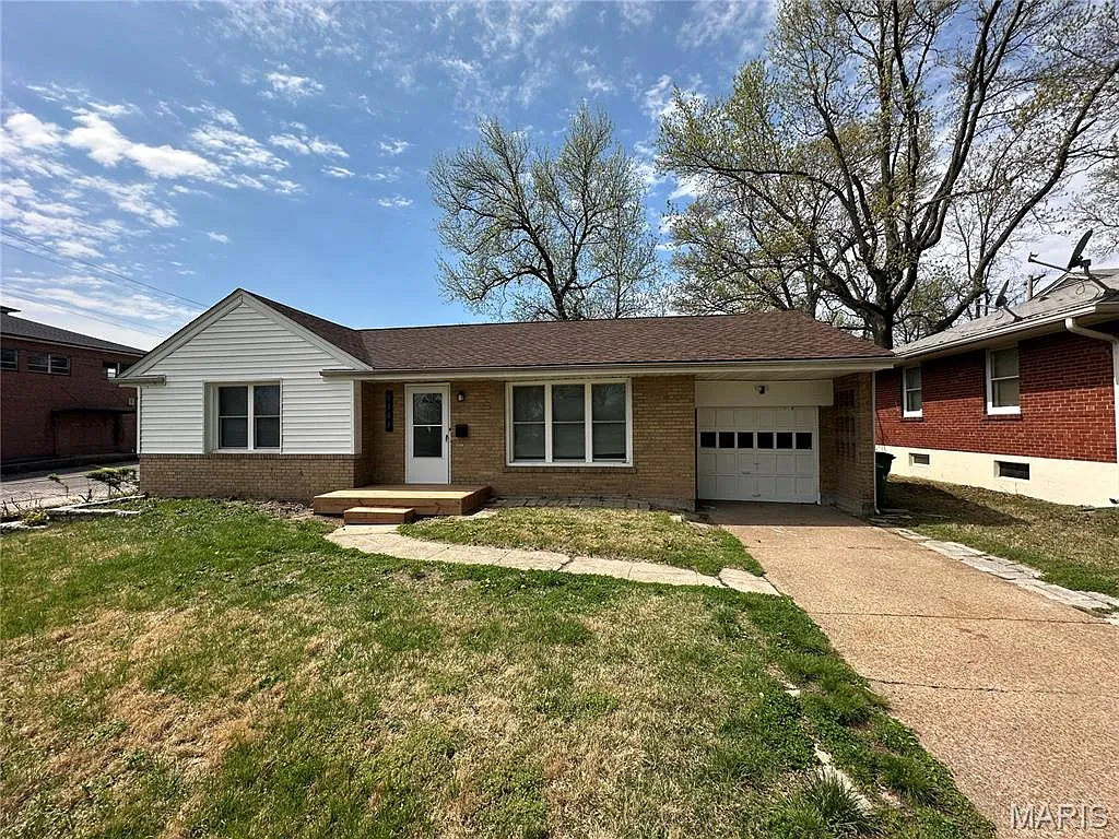 2 bed, 1.0 bath, 982 sqft, $1,050 — Photo 1