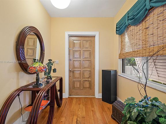 3rd image of 902 N Palmway