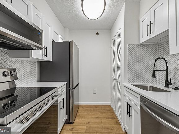 2nd image of 1808 Old Meadow Rd APT 418