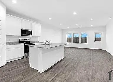 4 bed, 3.0 bath, 2496 sqft, $2,249 — Photo 2