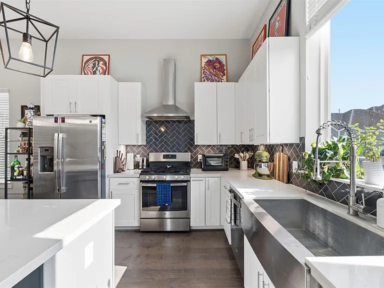1116 W 15th 1/2 St #C — Photo 16