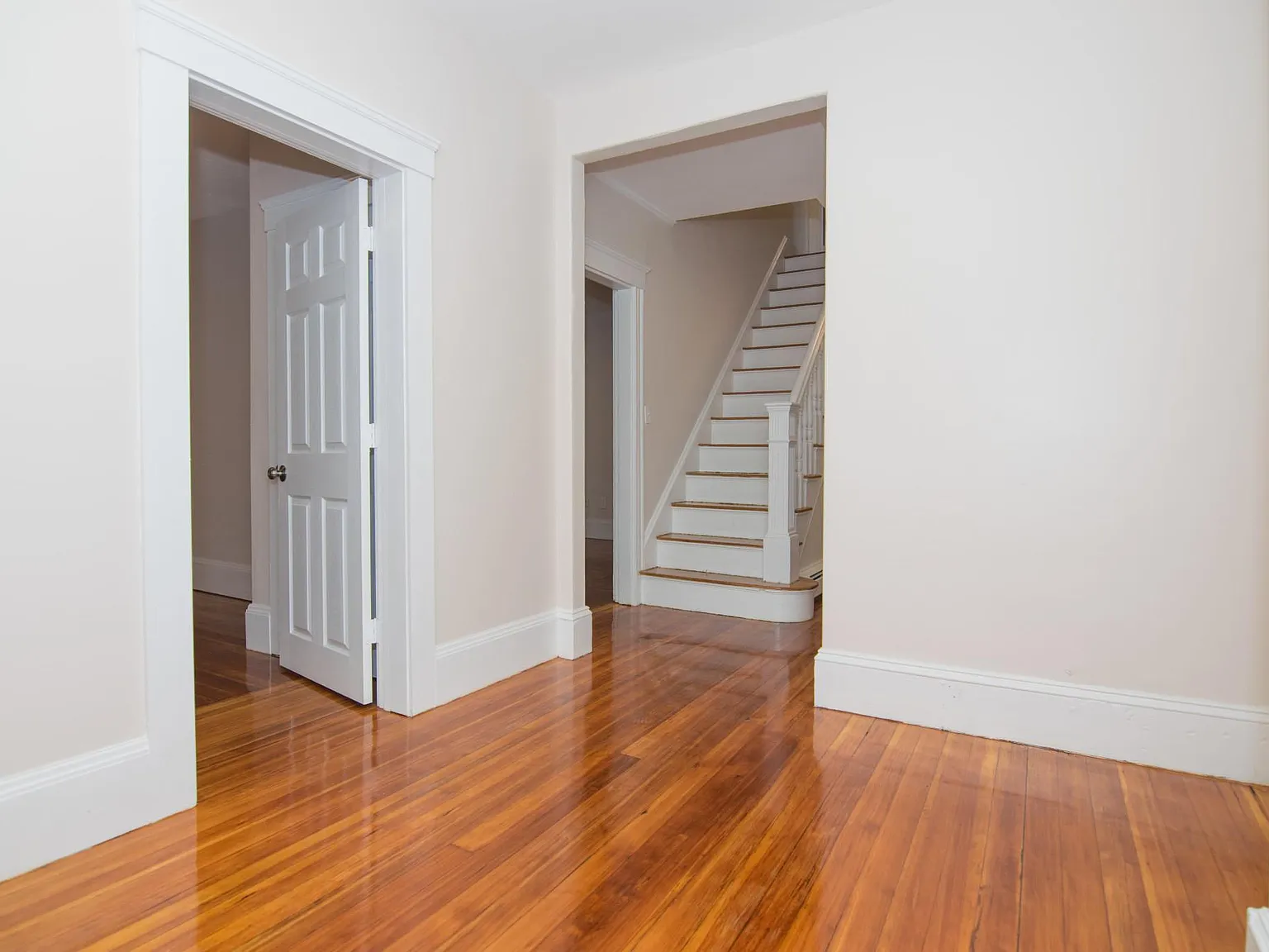 5 bed, 9999 sqft, $5,800 — Photo 4