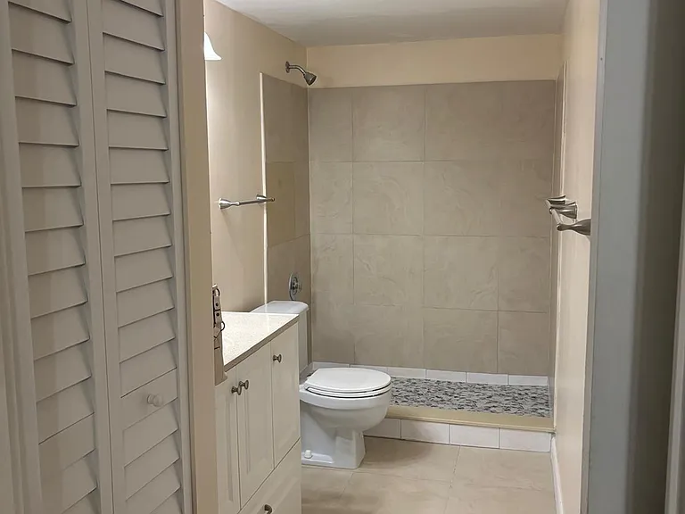 Bathroom with storage closet
Bano con armario de almacenamiento