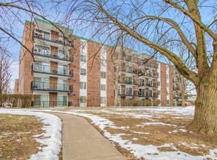 5S040 Pebblewood Ln APT E103, Naperville, IL 60563