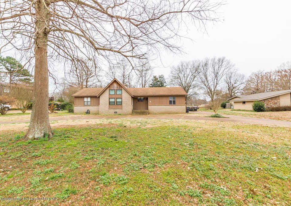1st image of 358 Country Club Dr