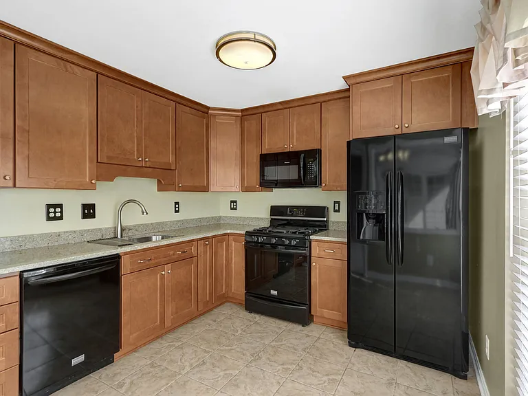 8204 Catbird Cir #202 — Photo 7