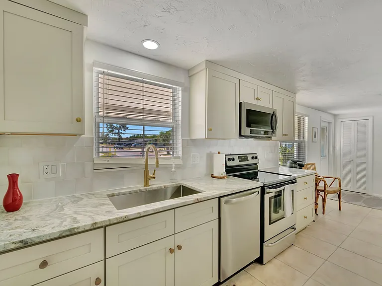 6426 Colonial Dr — Photo 7