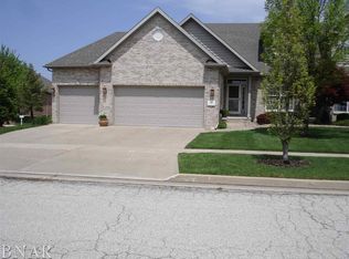 10 Inglewood Ln, Bloomington, IL