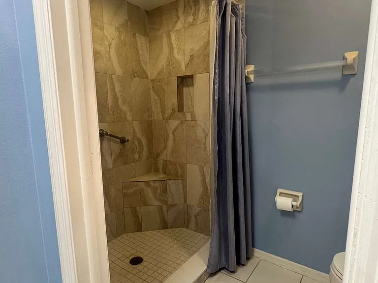 15233 W Pond Woods Dr #404 — Photo 18