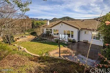 4 bed, 3.5 bath, 3735 sqft, $8,950 — Photo 2