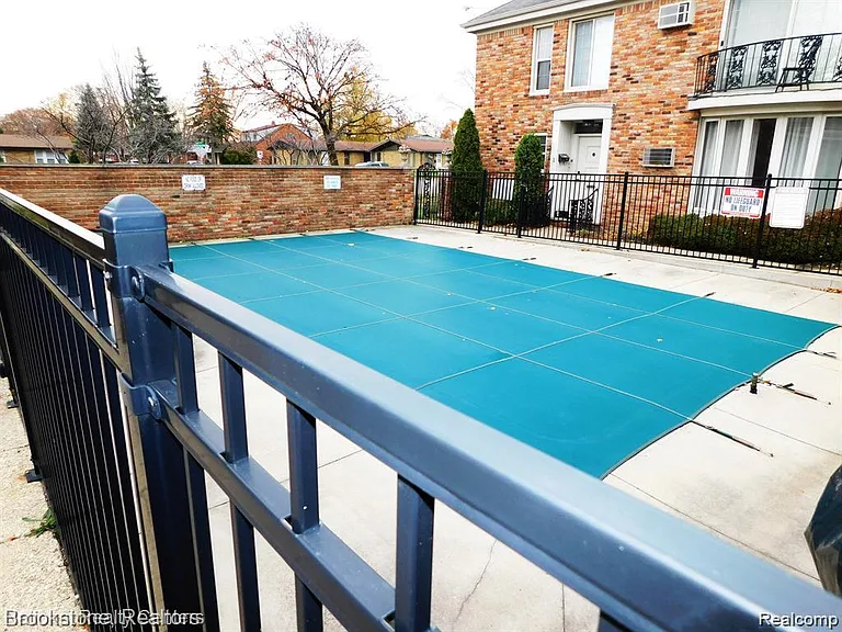 2332 W Forteen Mile Rd — Photo 10